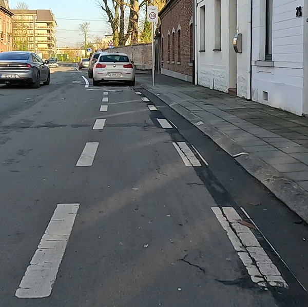 La ville de Mons ajoute des stationnements sur les pistes cyclables