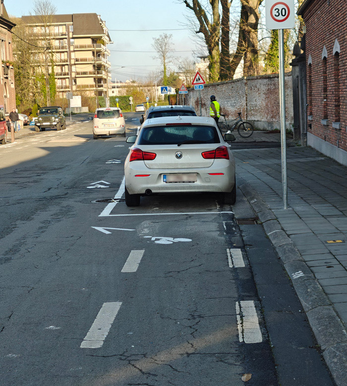 La ville de Mons permet le stationnement sur les pistes cyclables