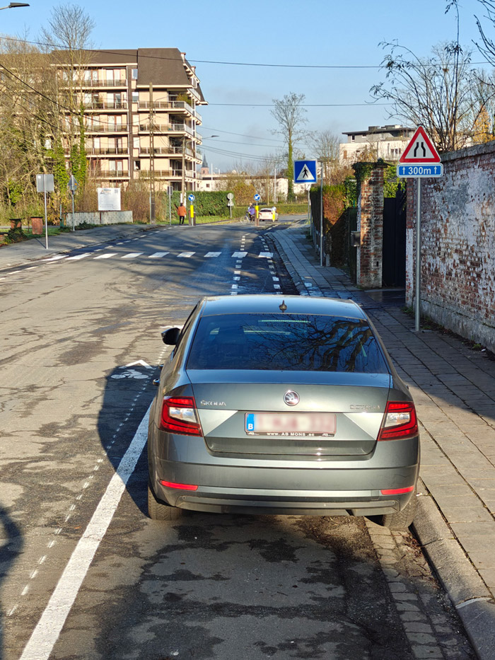 La ville de Mons ajoute du parking sur les pistes cyclables